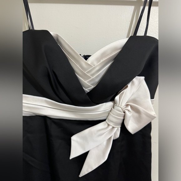 BCBG Max Azria Black Strapless White Satin Bow Cocktail Dress Size 8 - Picture 3 of 14